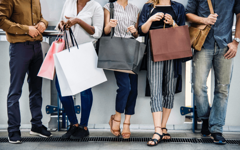 People with shoping bags
